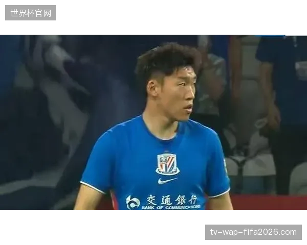 朱辰杰在比赛中经历戏剧性时刻，先是失误送礼，随后将功补过头球破门
